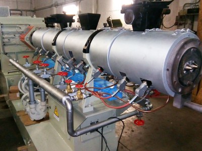 Twin screw extruder